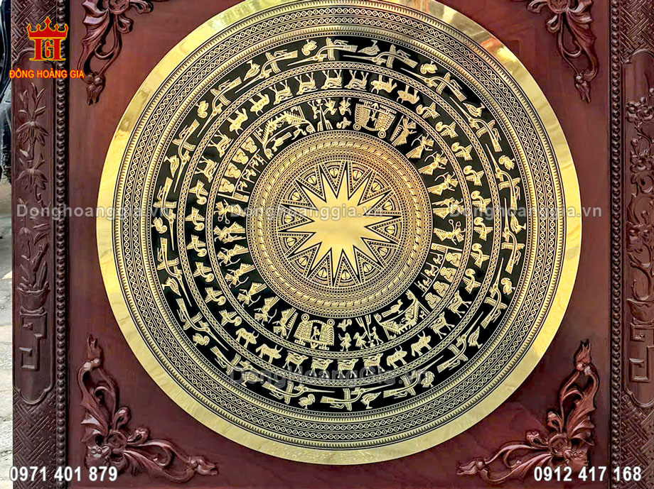 Từng đường nét trên bề mặt trống đồng được chạm khắc tỉ mỉ và tinh xảo nhất